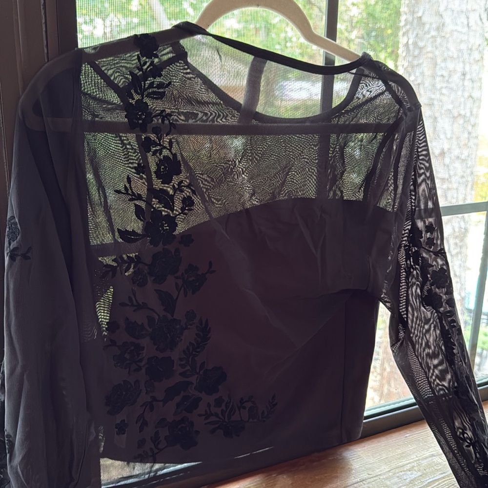 SOLD 🖤 RARE NWT Athleta crushed velvet rose mesh crop top